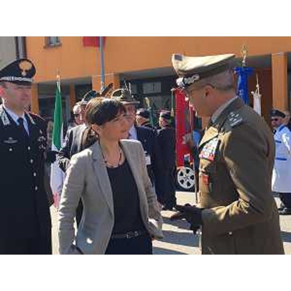 Debora Serracchiani (Presidente Regione Friuli Venezia Giulia) alla cerimonia di conferimento della cittadinanza onoraria all'Esercito Italiano, all'Associazione Nazionale Alpini (ANA) e all'Arma dei Carabinieri da parte del Comune - Majano 07/05/2016