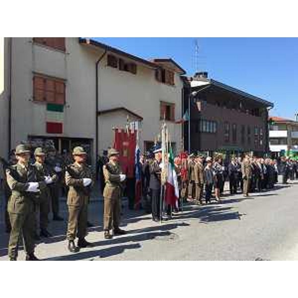Debora Serracchiani (Presidente Regione Friuli Venezia Giulia) alla cerimonia di conferimento della cittadinanza onoraria all'Esercito Italiano, all'Associazione Nazionale Alpini (ANA) e all'Arma dei Carabinieri da parte del Comune - Majano 07/05/2016