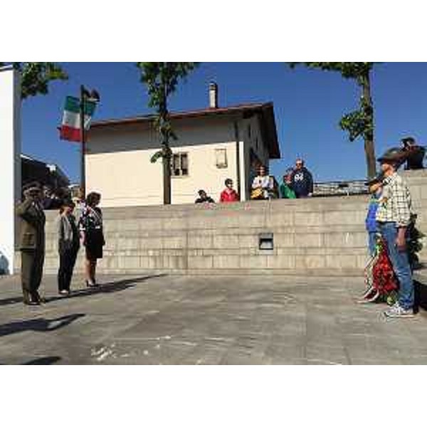 Debora Serracchiani (Presidente Regione Friuli Venezia Giulia) alla cerimonia di conferimento della cittadinanza onoraria all'Esercito Italiano, all'Associazione Nazionale Alpini (ANA) e all'Arma dei Carabinieri da parte del Comune - Majano 07/05/2016
