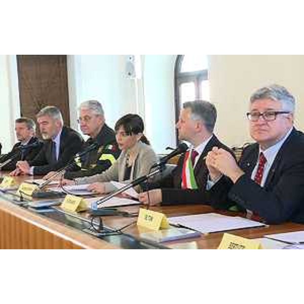Gioacchino Giomi (Comandante nazionale Vigili Fuoco), Debora Serracchiani (Presidente Regione Friuli Venezia Giulia) e Fabio Di Bernardo (Sindaco Venzone e presidente Associazione sindaci terremoto) alla firma dell'Accordo per l'istituzione della Scuola internazionale di formazione per la gestione della risposta in emergenza sismica / SERM Academy a Portis Vecchio - Venzone 07/05/2016
