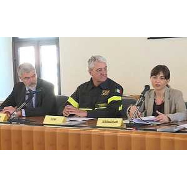 Paolo Panontin (Assessore regionale Protezione civile), Gioacchino Giomi (Comandante nazionale Vigili Fuoco) e Debora Serracchiani (Presidente Regione Friuli Venezia Giulia) alla firma dell'Accordo per l'istituzione della Scuola internazionale di formazione per la gestione della risposta in emergenza sismica / SERM Academy a Portis Vecchio - Venzone 07/05/2016