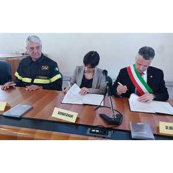 Gioacchino Giomi (Comandante nazionale Vigili Fuoco), Debora Serracchiani (Presidente Regione Friuli Venezia Giulia) e Fabio Di Bernardo (Sindaco Venzone e presidente Associazione sindaci terremoto) alla firma dell'Accordo per l'istituzione della Scuola internazionale di formazione per la gestione della risposta in emergenza sismica / SERM Academy a Portis Vecchio - Venzone 07/05/2016