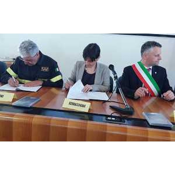 Gioacchino Giomi (Comandante nazionale Vigili Fuoco), Debora Serracchiani (Presidente Regione Friuli Venezia Giulia) e Fabio Di Bernardo (Sindaco Venzone e presidente Associazione sindaci terremoto) alla firma dell'Accordo per l'istituzione della Scuola internazionale di formazione per la gestione della risposta in emergenza sismica / SERM Academy a Portis Vecchio - Venzone 07/05/2016