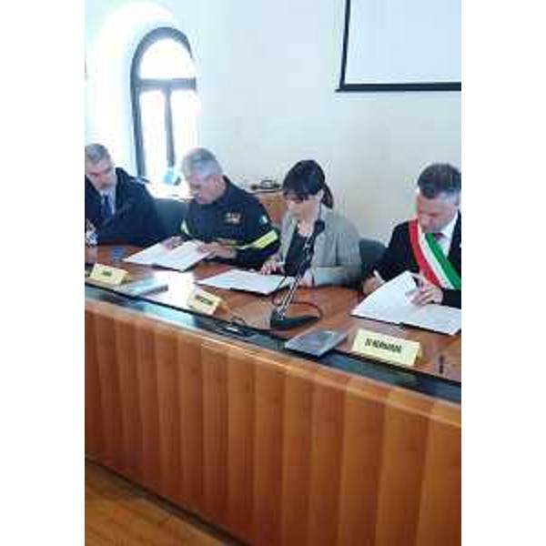 Paolo Panontin (Assessore regionale Protezione civile), Gioacchino Giomi (Comandante nazionale Vigili Fuoco), Debora Serracchiani (Presidente Regione Friuli Venezia Giulia) e Fabio Di Bernardo (Sindaco Venzone e presidente Associazione sindaci terremoto) alla firma dell'Accordo per l'istituzione della Scuola internazionale di formazione per la gestione della risposta in emergenza sismica / SERM Academy a Portis Vecchio - Venzone 07/05/2016