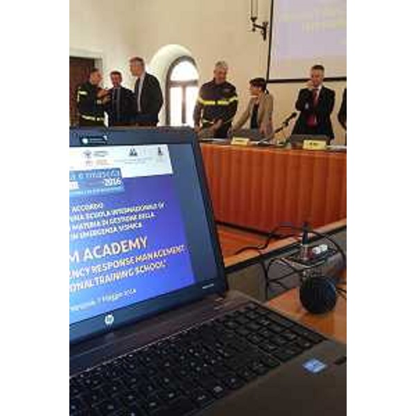 Firma dell'Accordo per l'istituzione della Scuola internazionale di formazione per la gestione della risposta in emergenza sismica / SERM Academy a Portis Vecchio - Venzone 07/05/2016