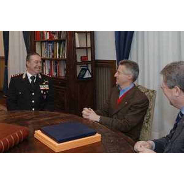 Riccardo Illy (Presidente Regione Friuli Venezia Giulia) con Generale Roberto Cirese (Comandante Interregionale dell'Arma dei Carabinieri) (Trieste, 15/02/06)
