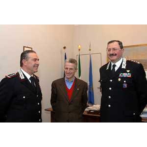 Riccardo Illy (Presidente Regione Friuli Venezia Giulia) con Generale Roberto Cirese (Comandante Interregionale dell'Arma dei Carabinieri) e Colonnello Enzo Fanelli (Comandante Provinciale di Trieste dell'Arma dei Carabinieri) (Trieste, 15/02/06)