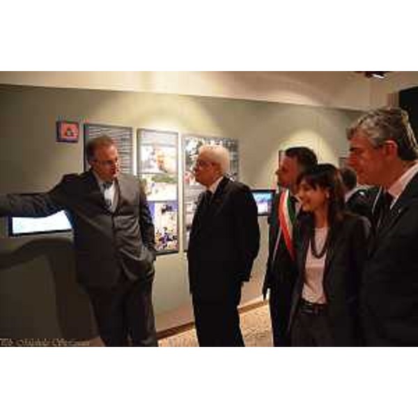 Sergio Mattarella (Presidente Repubblica Italiana) visita l'esposizione Tiere Motus, accompagnato da Debora Serracchiani (Presidente Regione Friuli Venezia Giulia) e Fabio Di Bernardo (Sindaco Venzone e presidente Associazione sindaci terremoto), nel Palazzo Orgnani Martina - Venzone 06/05/2016 (Foto Michela Stefanutti)
