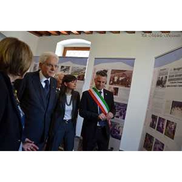 Sergio Mattarella (Presidente Repubblica Italiana) visita l'esposizione Tiere Motus, accompagnato da Debora Serracchiani (Presidente Regione Friuli Venezia Giulia) e Fabio Di Bernardo (Sindaco Venzone e presidente Associazione sindaci terremoto), nel Palazzo Orgnani Martina - Venzone 06/05/2016 (Foto Michela Stefanutti)