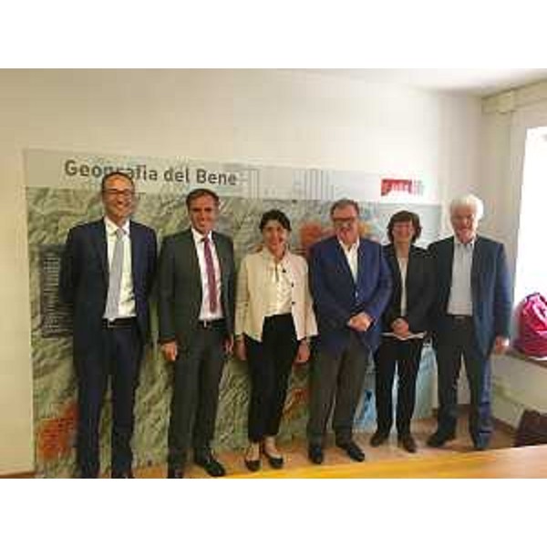 Federico Caner (Assessore Turismo e Commercio estero Regione Veneto), Richard Theiner (Assessore Ambiente, Energia e Urbanistica Provincia autonoma Bolzano), Mariagrazia Santoro (Assessore Infrastrutture e Territorio Regione Friuli Venezia Giulia), Mauro Gilmozzi (Assessore Infrastrutture e Ambiente Provincia autonoma Trento), Daniela Larese Filon (Presidente Provincia Belluno) e Claudio Pedrotti (Presidente Provincia Pordenone) nella sede della Fondazione Dolomiti UNESCO - Cortina d'Ampezzo 09/05/2016