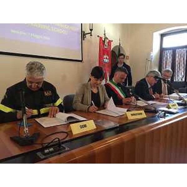 Gioacchino Giomi (Comandante nazionale Vigili Fuoco), Debora Serracchiani (Presidente Regione Friuli Venezia Giulia), Fabio Di Bernardo (Sindaco Venzone e presidente Associazione sindaci terremoto) e Alberto Felice De Toni (Rettore Università Udine) alla firma dell'Accordo per l'istituzione della Scuola internazionale di formazione per la gestione della risposta in emergenza sismica / SERM Academy a Portis Vecchio - Venzone 07/05/2016