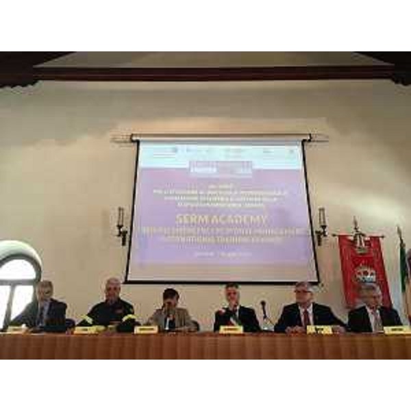 Paolo Panontin (Assessore regionale Protezione civile), Gioacchino Giomi (Comandante nazionale Vigili Fuoco), Debora Serracchiani (Presidente Regione Friuli Venezia Giulia), Fabio Di Bernardo (Sindaco Venzone e presidente Associazione sindaci terremoto), Alberto Felice De Toni (Rettore Università Udine) e Daniele Bertuzzi (Segretario generale Presidenza Regione FVG) alla firma dell'Accordo per l'istituzione della Scuola internazionale di formazione per la gestione della risposta in emergenza sismica / SERM Academy a Portis Vecchio - Venzone 07/05/2016