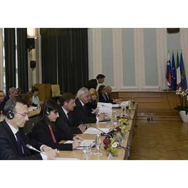 Paolo Trichilo (Ambasciatore d'Italia a Lubiana), Debora Serracchiani (Presidente Regione Friuli Venezia Giulia) e Karl Viktor Erjavec (Vicepremier e ministro Affari Esteri Repubblica di Slovenia) alla seconda sessione plenaria del Comitato congiunto Friuli Venezia Giulia - Slovenia nella Sala Verde del Municipio - Nova Gorica (SLO) 10/05/2016