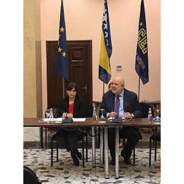 Debora Serracchiani (Presidente Regione Friuli Venezia Giulia) e Giovanni Caracciolo di Vietri (Segretario generale InCE/CEI) presentano la conferenza internazionale "Supporting local enterprises and SMEs (Small and Medium Enterprises) along China's belt and road initiative in South Eastern Europe" che si terrà a Trieste il 19 maggio 2016, organizzata da CEI e EBRD - Trieste 10/05/2016