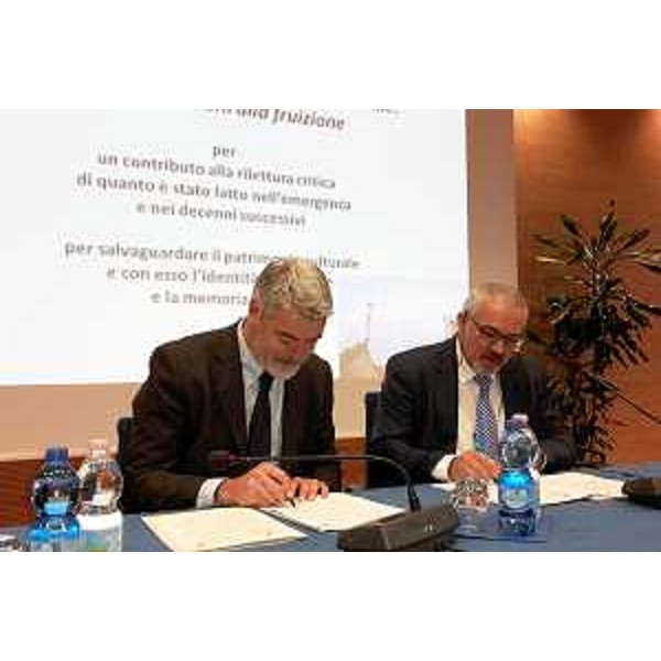 Firma della Convenzione tra Regione Friuli Venezia Giulia e Soprintendenza Belle Arti e Paesaggio del Friuli Venezia Giulia per la salvaguardia dei beni culturali in caso di terremoto, nell'ambito del convegno "Ricostruire la memoria. Il patrimonio culturale del Friuli a quarant'anni dal terremoto", nell'Auditorium della Regione Friuli Venezia Giulia - Udine 11/05/2016