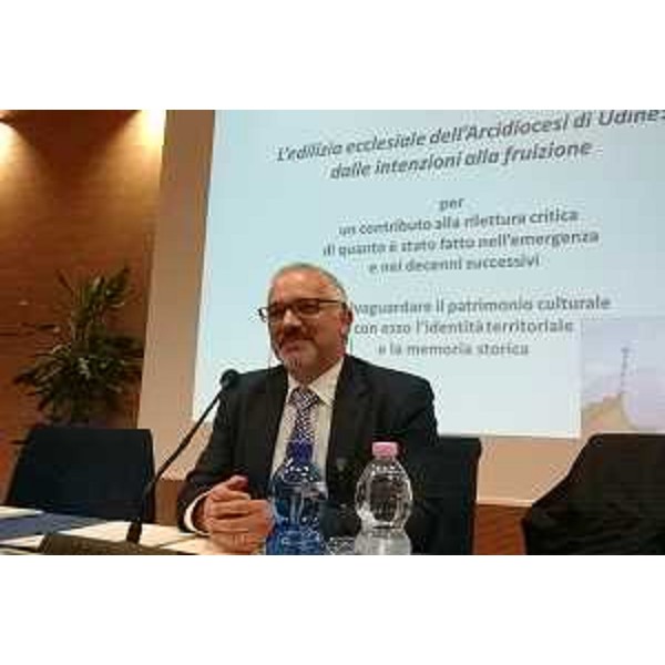 Corrado Azzollini (Soprintendente Belle Arti e Paesaggio Friuli Venezia Giulia) al Tavolo della firma della Convenzione tra Regione FVG e Soprintendenza per la salvaguardia dei beni culturali in caso di terremoto, nell'ambito del convegno "Ricostruire la memoria. Il patrimonio culturale del Friuli a quarant'anni dal terremoto", nell'Auditorium della Regione Friuli Venezia Giulia - Udine 11/05/2016