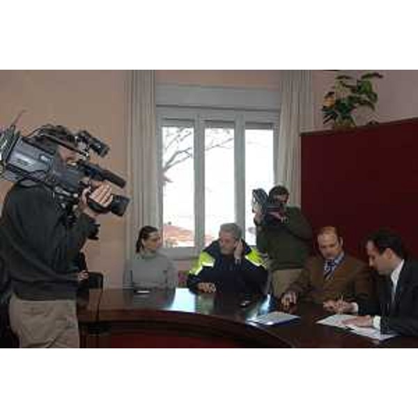Gianfranco Moretton (Vicepresidente Giunta Regionale) firma accordo per aerobase a Sgonico (Trieste, 14/02/06)