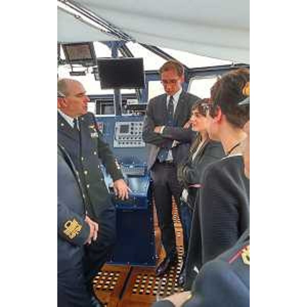 Curzio Pacifici (Comandante Amerigo Vespucci), Mitja Gialuz (Presidente Società Velica Barcola Grignano) e Debora Serracchiani (Presidente Regione Friuli Venezia Giulia) a bordo della Amerigo Vespucci ormeggiata alla Stazione Marittima - Trieste 12/05/2016