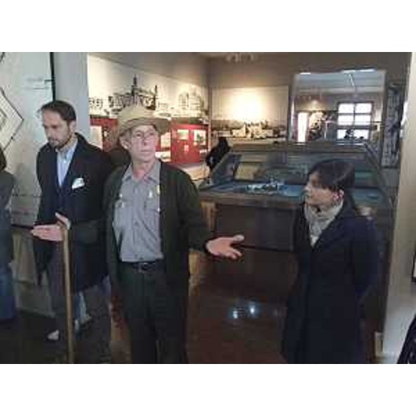 Il ranger Sam Webb, tra Cristiano Shaurli (Assessore regionale Risorse agricole e forestali) e Debora Serracchiani (Presidente Regione Friuli Venezia Giulia), illustra l'Immigration Museum di Ellis Island - New York 15/05/2016