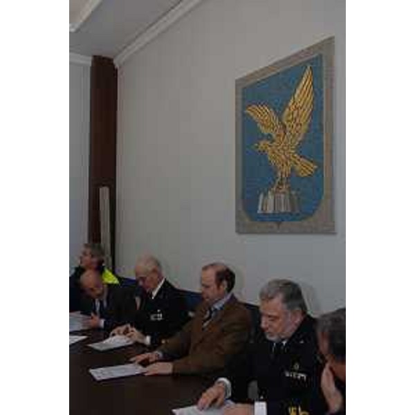 Gianfranco Moretton (Vicepresidente Giunta Regionale) firma accordo con Capitaneria di Porto (Trieste, 14/02/06)
