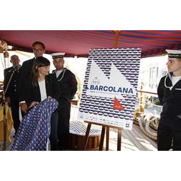 Mitja Gialuz (Presidente Società Velica Barcola Grignano) e Debora Serracchiani (Presidente Regione Friuli Venezia Giulia) alla presentazione del manifesto firmato da Gillo Dorfles per la quarantottesima edizione della Barcolana, a bordo della Amerigo Vespucci ormeggiata alla Stazione Marittima - Trieste 12/05/2016 (Foto Luciano Solero)