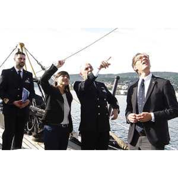 Debora Serracchiani (Presidente Regione Friuli Venezia Giulia), Curzio Pacifici (Comandante Amerigo Vespucci) e Mitja Gialuz (Presidente Società Velica Barcola Grignano) a bordo della Amerigo Vespucci ormeggiata alla Stazione Marittima - Trieste 12/05/2016 (Foto Luciano Solero)