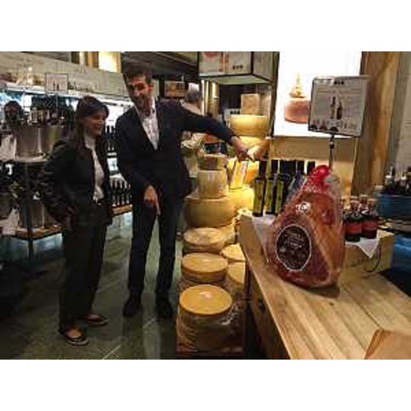 Debora Serracchiani (Presidente Regione Friuli Venezia Giulia) nel megastore di Eataly - New York 16/05/2016