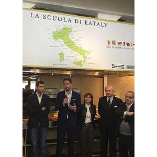 Dino Borri (Direttore megastore Eataly New York), Cristiano Shaurli (Assessore regionale Risorse agricole e forestali), Debora Serracchiani (Presidente Regione Friuli Venezia Giulia), Giovanni Pavan (Presidente Unioncamere FVG) e Michelangelo Agrusti (Presidente Unione Industriali Pordenone) nel megastore di Eataly - New York 16/05/2016