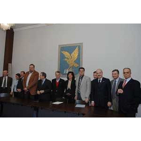 Riccardo Illy (Presidente Regione Friuli Venezia Giulia), Ezio Beltrame (Assessore Regionale alla Salute), Roberto Cosolini (Assesore Regionale all'Università e Ricerca) alla firma del protocollo Azienda Ospedaliera di Trieste (Trieste, 13/02/06)