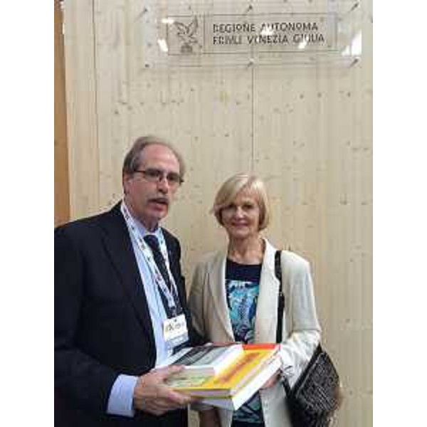 I libri prestati dalle case editrici regionali per allestire lo stand del Friuli Venezia Giulia al Salone del Libro sono stati regalati al Fogolâr Furlan di Torino. A consegnarli nelle mani della segretaria del sodalizio piemontese Rolanda Martinello è stato l'assessore regionale alla Cultura Gianni Torrenti - Torino 18/05/2016