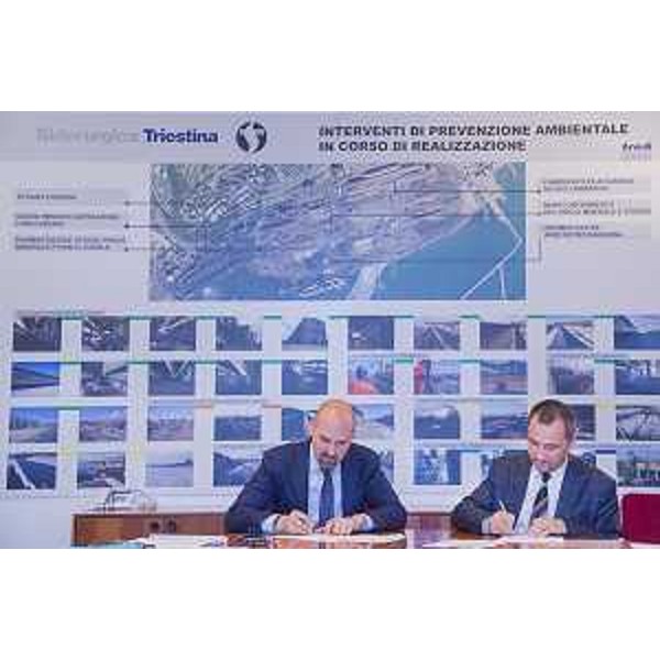 Andrea Landini (Amministratore delegato Siderurgica Triestina) e Luca Marchesi (Direttore generale ARPA FVG) alla firma dell'Accordo tra Siderurgica Triestina e Agenzia Regionale per la Protezione dell'Ambiente (ARPA FVG) per la gestione delle stazioni di monitoraggio della qualità dell'aria prescritte dall'AIA alla Ferriera di Servola - Trieste 18/05/2016