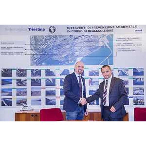 Andrea Landini (Amministratore delegato Siderurgica Triestina) e Luca Marchesi (Direttore generale ARPA FVG) alla firma dell'Accordo tra Siderurgica Triestina e Agenzia Regionale per la Protezione dell'Ambiente (ARPA FVG) per la gestione delle stazioni di monitoraggio della qualità dell'aria prescritte dall'AIA alla Ferriera di Servola - Trieste 18/05/2016