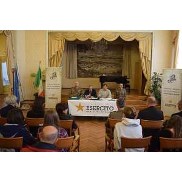 Il generale di brigata Alessandro Guarisco, che guida il Comando militare dell'Esercito in Friuli Venezia Giulia, Lucio Pellegrini, direttore del servizio Corregionali all'estero e Integrazione degli immigrati della Regione Friuli Venezia Giulia, il professor Valter Goglia dell'Ufficio Scolastico Regionale e il colonnello Cristiano Maria Dechigi, responsabile dell'Ufficio storico dello Stato Maggiore dell'Esercito al Circolo Ufficiali dell'Esercito - Trieste 19/05/2016 (Foto Stefano Eliseo Esercito FVG)