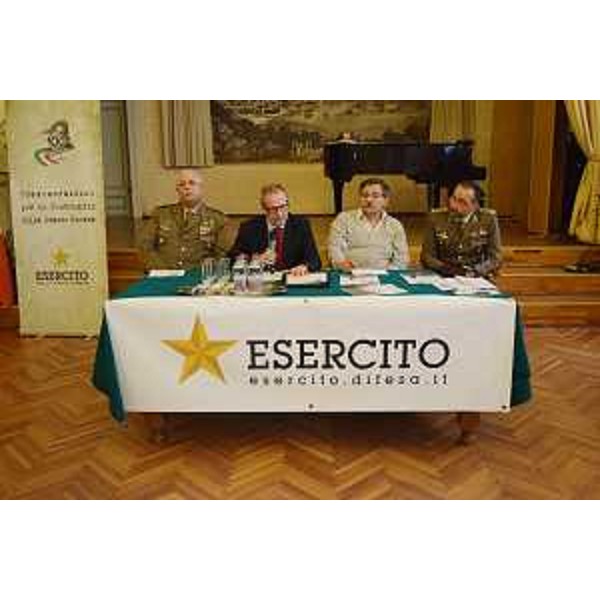 Il generale di brigata Alessandro Guarisco, che guida il Comando militare dell'Esercito in Friuli Venezia Giulia, Lucio Pellegrini, direttore del servizio Corregionali all'estero e Integrazione degli immigrati della Regione Friuli Venezia Giulia, il professor Valter Goglia dell'Ufficio Scolastico Regionale e il colonnello Cristiano Maria Dechigi, responsabile dell'Ufficio storico dello Stato Maggiore dell'Esercito al Circolo Ufficiali dell'Esercito - Trieste 19/05/2016 (Foto Stefano Eliseo Esercito FVG)