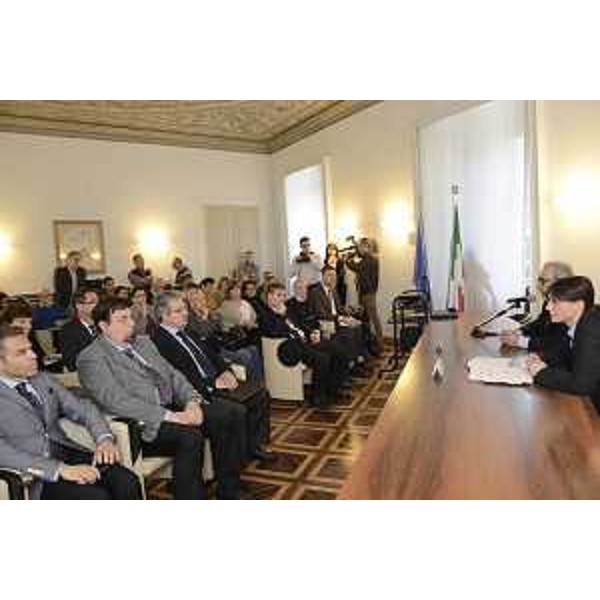 Debora Serracchiani (Presidente Regione Friuli Venezia Giulia) e Sergio Razeto (Presidente Confindustria Venezia Giulia) all'incontro "Il rilancio strategico dell'area di crisi industriale complessa di Trieste. Il percorso e i vantaggi per le imprese e l'occupazione", nella sede di Confindustria - Trieste 20/05/2016