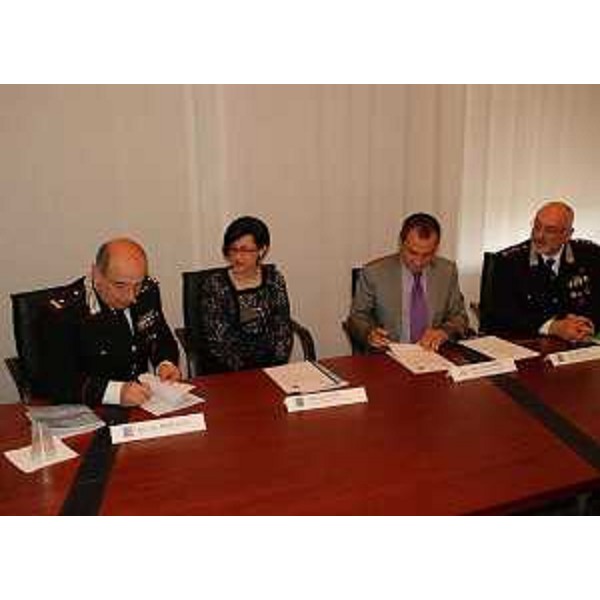 Firma del Protocollo d'intesa tra Agenzia Regionale per la Protezione dell'Ambiente (ARPA FVG) e Carabinieri per sinergie su argomenti di reciproco interesse in materie ambientali, nella sede del Comando Legione Carabinieri Friuli Venezia Giulia - Udine 24/05/2016