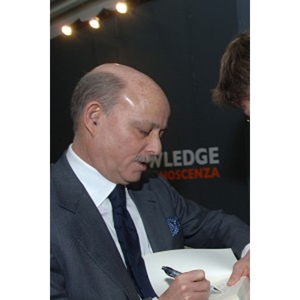 Jeremy Rifkin (Futurologo) firma autigrafi (Udine, 11/02/06)
