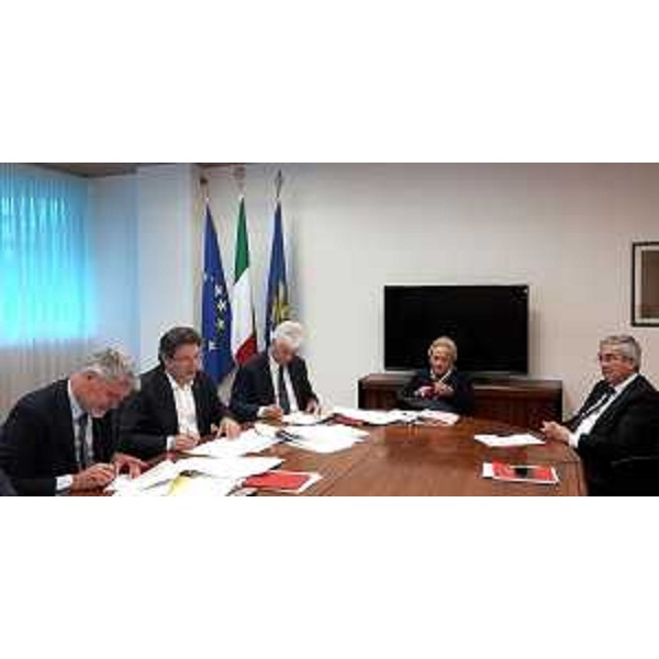 Tavolo della firma delle intese tra Regione Friuli Venezia Giulia e Province sulle proposte di piani di subentro per l'esercizio di funzioni in materia di Vigilanza ambientale, forestale, ittica e venatoria, di Ambiente, di Caccia e Pesca e Protezione civile - Udine 25/05/2016