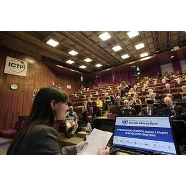 Debora Serracchiani (Presidente Regione Friuli Venezia Giulia) al quinto meeting del Comitato scientifico consultivo del Segretario generale delle Nazioni Unite (UNSAB) nella sede del Centro Internazionale di Fisica Teorica (ICTP) di Miramare - Trieste 25/05/2016