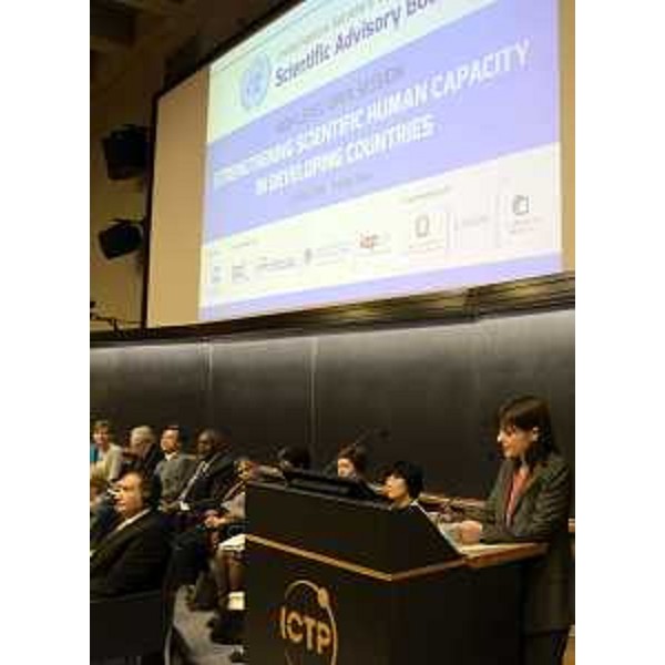 Debora Serracchiani (Presidente Regione Friuli Venezia Giulia) al quinto meeting del Comitato scientifico consultivo del Segretario generale delle Nazioni Unite (UNSAB) nella sede del Centro Internazionale di Fisica Teorica (ICTP) di Miramare - Trieste 25/05/2016