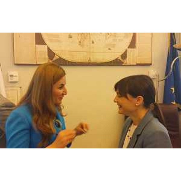 Vian Dakhil Saeed (Deputata Parlamento federale iracheno) e Debora Serracchiani (Presidente Regione Friuli Venezia Giulia) a margine del confronto dedicato alla presentazione dell'emergenza umanitaria di cui è vittima la Comunità Yazidi nel Kurdistan iracheno, alla Camera dei Deputati - Roma 26/05/2016