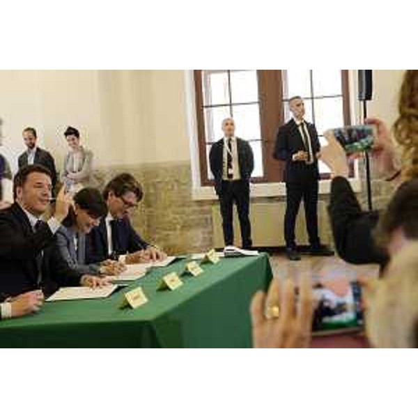 Matteo Renzi (Presidente Consiglio Ministri), Debora Serracchiani (Presidente Regione Friuli Venezia Giulia) e Zeno D'Agostino (Commissario Autorità Portuale Trieste) alla firma del Protocollo d'intesa per la valorizzazione del Porto Vecchio di Trieste, nel Magazzino 26 - Trieste 28/05/2016