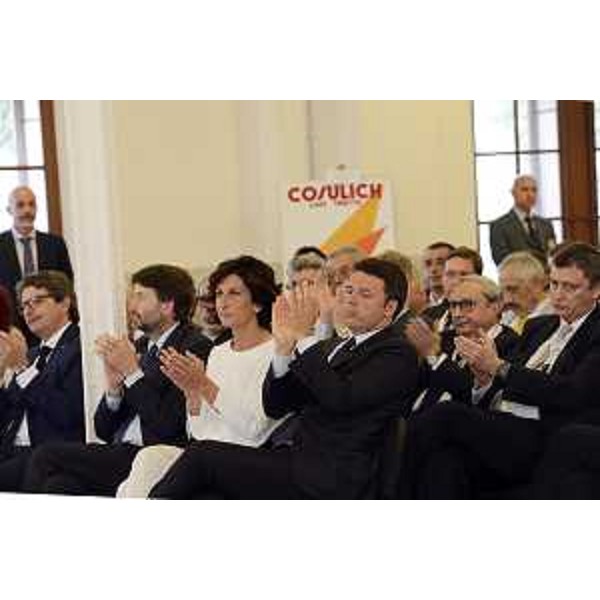 Zeno D'Agostino (Commissario Autorità Portuale Trieste), Dario Franceschini (Ministro Beni e Attività Culturali e Turismo), Agnese Landini Renzi e Matteo Renzi (Presidente Consiglio Ministri) all'incontro per la firma del Protocollo d'intesa per la valorizzazione del Porto Vecchio di Trieste, nel Magazzino 26 - Trieste 28/05/2016