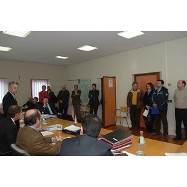 Riccardo Illy (Presidente Regione Friuli Venezia Giulia) e Comitato contro elettrodotto (Stregna, 10/02/06)