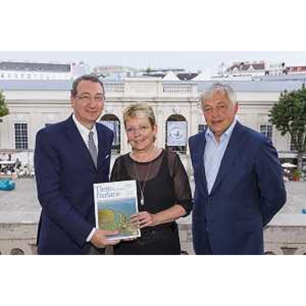 Sergio Bolzonello (Vicepresidente Regione FVG e assessore Attività produttive, Turismo e Cooperazione), Gisela Hopfmüller (Redazione Tiere Furlane numero 24) e Franz Hlavac (Redazione Tiere Furlane numero 24) alla presentazione del numero 24, maggio 2016, della rivista "Tiere Furlane / Terra Friulana", al MuseumsQuartier (MQ) - Vienna 31/05/2016 (Foto Martin Steiger)