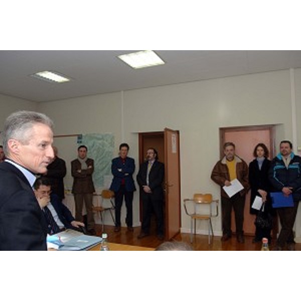 Riccardo Illy (Presidente Regione Friuli Venezia Giulia) e Comitato contro elettrodotto (Stregna, 10/02/06)