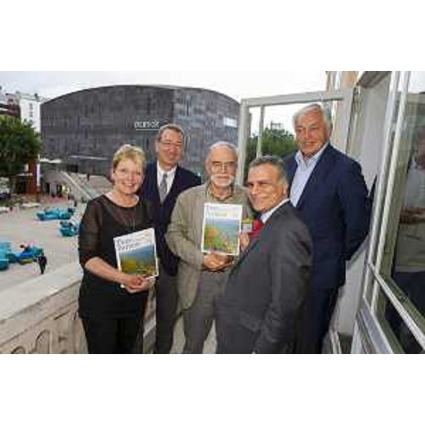 Gisela Hopfmüller (Redazione Tiere Furlane numero 24), Sergio Bolzonello (Vicepresidente Regione FVG e assessore Attività produttive, Turismo e Cooperazione), Enos Costantini (Coordinatore editoriale), Giorgio Marrapodi (Ambasciatore d'Italia a Vienna) e Franz Hlavac (Redazione Tiere Furlane numero 24) alla presentazione del numero 24, maggio 2016, della rivista "Tiere Furlane / Terra Friulana", al MuseumsQuartier (MQ) - Vienna 31/05/2016 (Foto Martin Steiger)