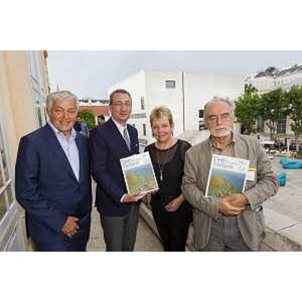 Franz Hlavac (Redazione Tiere Furlane numero 24), Sergio Bolzonello (Vicepresidente Regione FVG e assessore Attività produttive, Turismo e Cooperazione), Gisela Hopfmüller (Redazione Tiere Furlane numero 24) ed Enos Costantini (Coordinatore editoriale) alla presentazione del numero 24, maggio 2016, della rivista "Tiere Furlane / Terra Friulana", al MuseumsQuartier (MQ) - Vienna 31/05/2016 (Foto Martin Steiger)