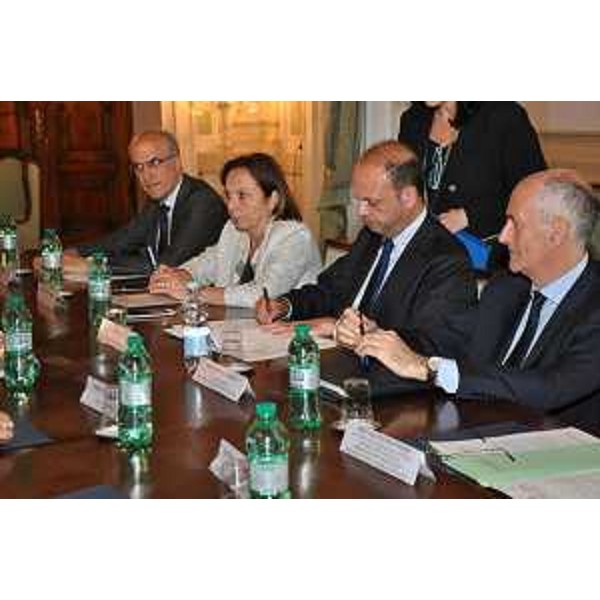 Angelino Alfano (Ministro Interno) e Franco Gabrielli (Capo Polizia) al Tavolo della firma del Protocollo d'intesa finalizzato all'attuazione del 112, Numero Unico di Emergenza Europeo (NUE), con la Regione Friuli Venezia Giulia - Roma 31/05/2016