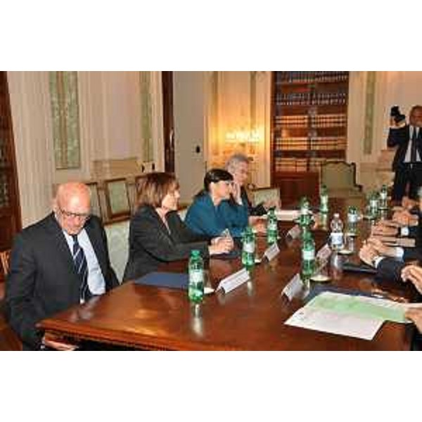 Annapaola Porzio (Commissario Governo in FVG) e Debora Serracchiani (Presidente Regione Friuli Venezia Giulia) al Tavolo della firma del Protocollo d'intesa finalizzato all'attuazione del 112, Numero Unico di Emergenza Europeo (NUE), con il Ministero dell'Interno - Roma 31/05/2016